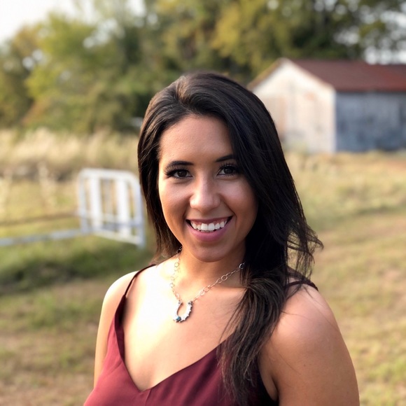 Meet your Posher, Gabriela - Picture 1 of 1